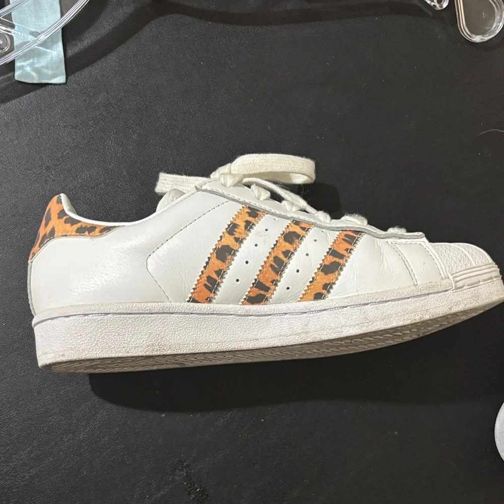 Adidas White and Cheetah Patterned Sneakers Size US 6 - Picture 6 of 10